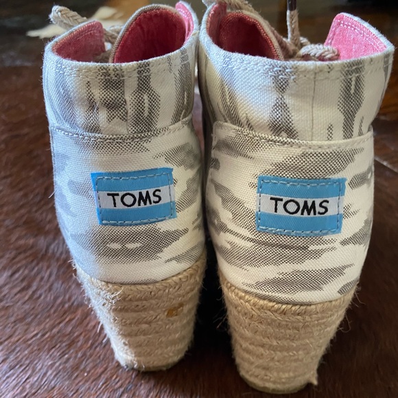 TOMS grey pattern wedges - Picture 3 of 5